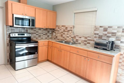 Villa ou maison à louer à Miami Gardens, Floride: 3 chambres, 166.76 m2 № 2145955 - photo 10