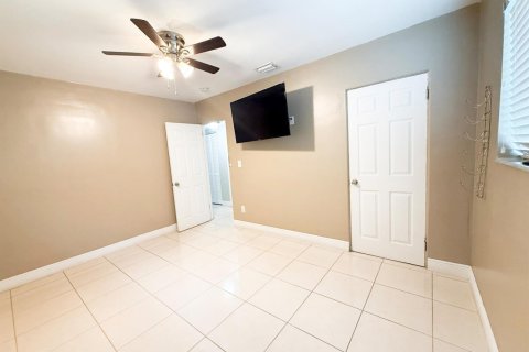 Villa ou maison à louer à Miami Gardens, Floride: 3 chambres, 166.76 m2 № 2145955 - photo 18