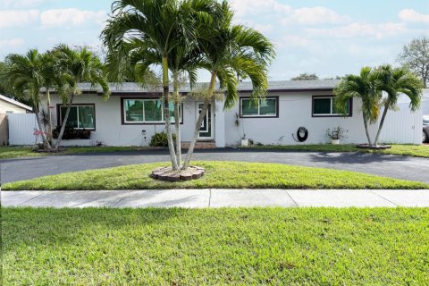 Villa ou maison à louer à Miami Gardens, Floride: 3 chambres, 166.76 m2 № 2145955 - photo 2