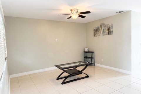 Villa ou maison à louer à Miami Gardens, Floride: 3 chambres, 166.76 m2 № 2145955 - photo 6