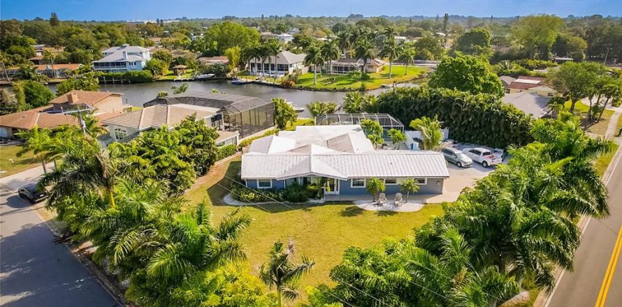 House in Sarasota, Florida 3 bedrooms, 255.67 sq.m. № 1750059