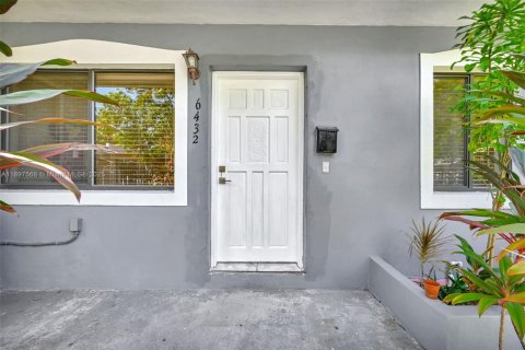 Casa en alquiler en Miami, Florida, 2 dormitorios, 134.89 m2 № 1949116 - foto 2