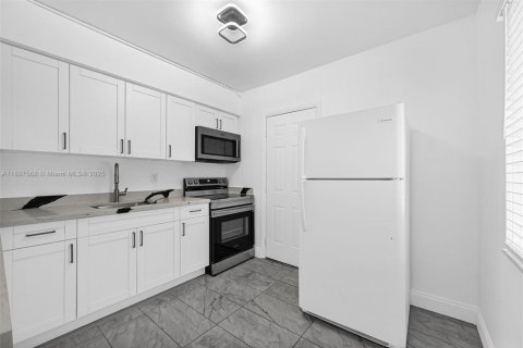 Casa en alquiler en Miami, Florida, 2 dormitorios, 134.89 m2 № 1949116 - foto 15