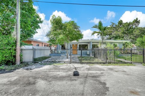 Casa en alquiler en Miami, Florida, 2 dormitorios, 134.89 m2 № 1949116 - foto 9