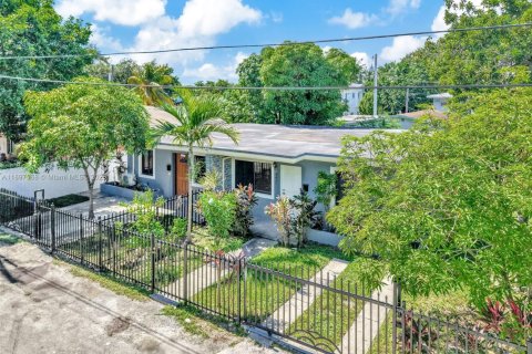 Casa en alquiler en Miami, Florida, 2 dormitorios, 134.89 m2 № 1949116 - foto 1
