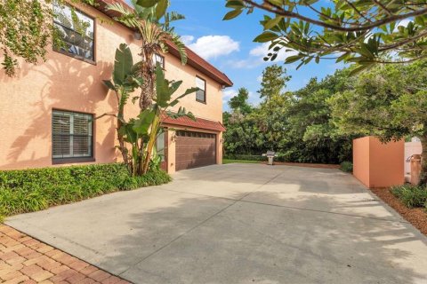 House in Winter Haven, Florida 4 bedrooms, 535.3 sq.m. № 1914450 - photo 5
