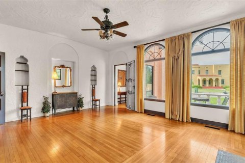 House in Winter Haven, Florida 4 bedrooms, 535.3 sq.m. № 1914450 - photo 30