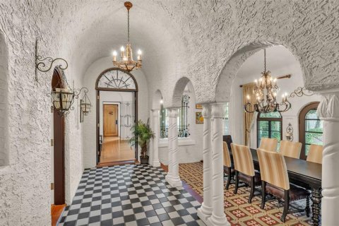 House in Winter Haven, Florida 4 bedrooms, 535.3 sq.m. № 1914450 - photo 9