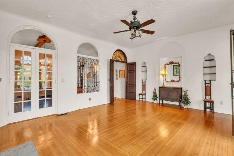 House in Winter Haven, Florida 4 bedrooms, 535.3 sq.m. № 1914450 - photo 29