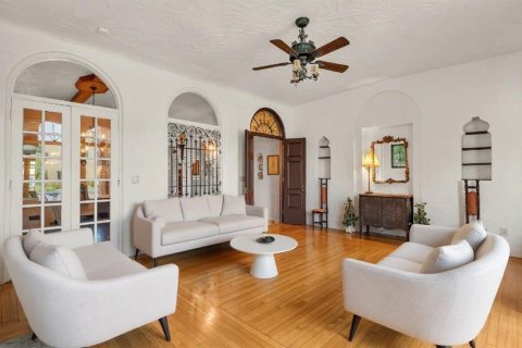 House in Winter Haven, Florida 4 bedrooms, 535.3 sq.m. № 1914450 - photo 8