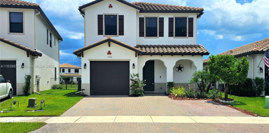 House in Ave Maria, Florida 3 bedrooms, 179.58 sq.m. № 1830815