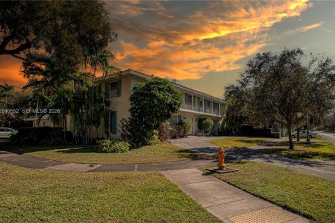 House in Coral Gables, Florida 3 bedrooms, 304.16 sq.m. № 2370451