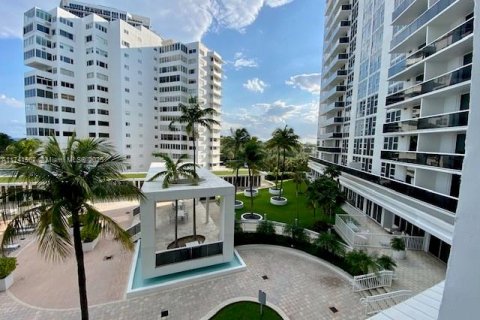 Copropriété à louer à Bal Harbour, Floride: 1 chambre, 83.24 m2 № 1696130 - photo 1