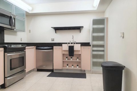 Снять в аренду кондоминиум в Уэстон, Флорида 2 спальни, 118.26м2, № 1952112 - фото 1