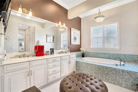 House in Four Corners, Florida 5 bedrooms, 437.38 sq.m. № 2113907 - photo 8