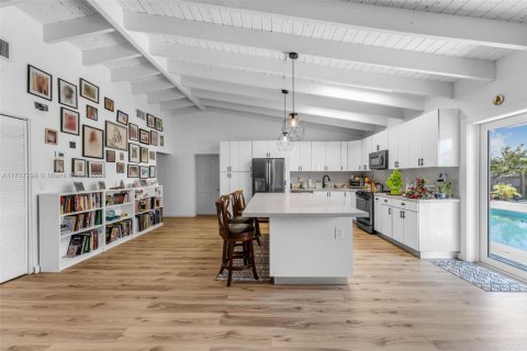 Casa en venta en Miami, Florida, 4 dormitorios, 183.76 m2 № 1864937 - foto 9