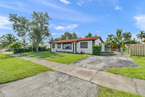 Villa ou maison à Miami Gardens, Floride 4 chambres, 156.26 m2 № 2370280