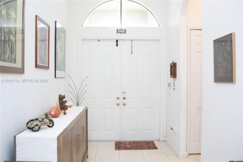 House in Cutler Bay, Florida 4 bedrooms, 252.97 sq.m. № 2281234 - photo 3