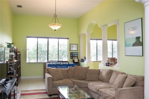 House in Cutler Bay, Florida 4 bedrooms, 252.97 sq.m. № 2281234 - photo 5