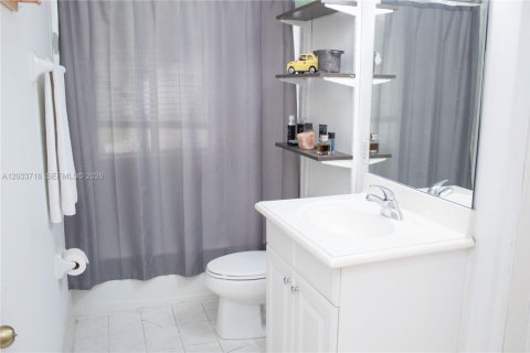 House in Cutler Bay, Florida 4 bedrooms, 252.97 sq.m. № 2281234 - photo 16