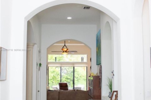 House in Cutler Bay, Florida 4 bedrooms, 252.97 sq.m. № 2281234 - photo 12