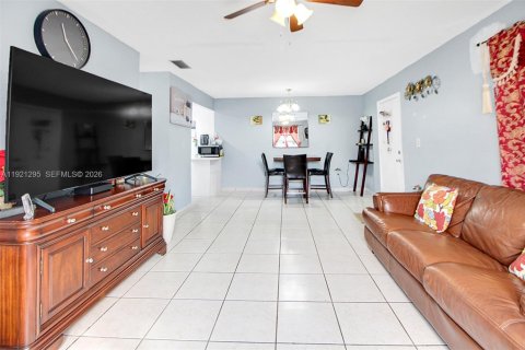 Condominio en venta en Sweetwater, Florida, 2 dormitorios, 76.18 m2 № 1976350 - foto 9