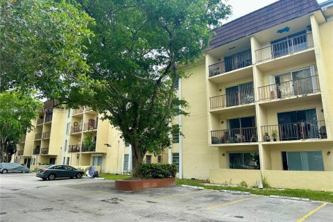 Condominio en venta en North Miami, Florida, 2 dormitorios, 79.9 m2 № 1738888 - foto 2