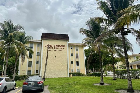 Condominio en venta en North Miami, Florida, 2 dormitorios, 79.9 m2 № 1738888 - foto 1