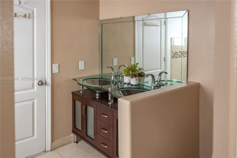 House in Miami, Florida 3 bedrooms, 229.19 sq.m. № 2066575 - photo 21