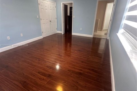 House in Miami, Florida 3 bedrooms, 229.19 sq.m. № 2066575 - photo 19