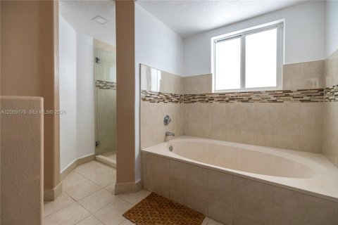 House in Miami, Florida 3 bedrooms, 229.19 sq.m. № 2066575 - photo 23