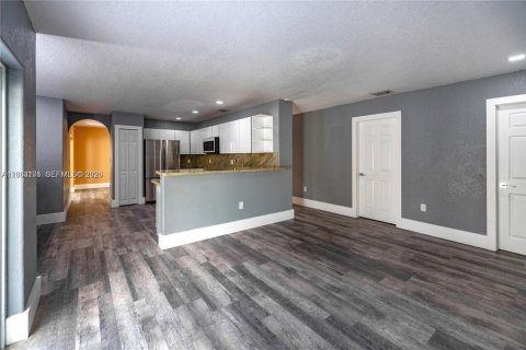 House in Miami, Florida 3 bedrooms, 229.19 sq.m. № 2066575 - photo 6