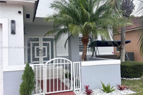 House in Miami, Florida 3 bedrooms, 229.19 sq.m. № 2066575 - photo 2