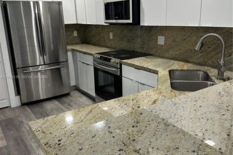 House in Miami, Florida 3 bedrooms, 229.19 sq.m. № 2066575 - photo 10