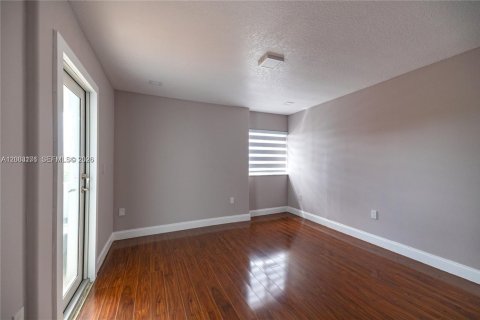 House in Miami, Florida 3 bedrooms, 229.19 sq.m. № 2066575 - photo 25