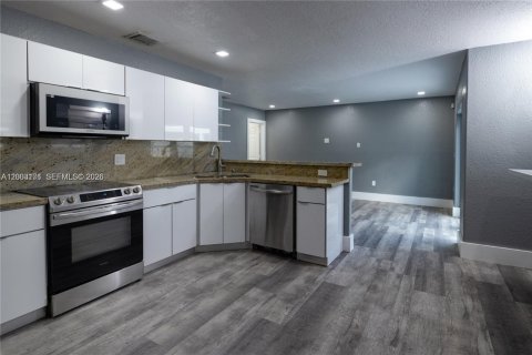 House in Miami, Florida 3 bedrooms, 229.19 sq.m. № 2066575 - photo 12