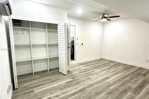 House in Miami, Florida 3 bedrooms, 229.19 sq.m. № 2066575 - photo 16