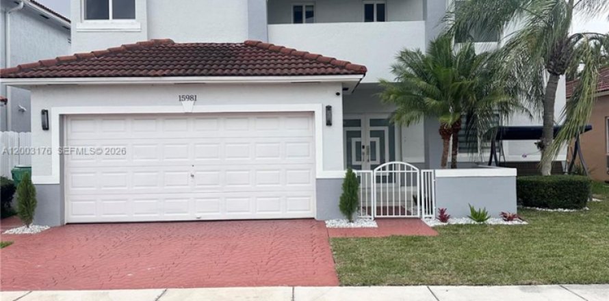 House in Miami, Florida 3 bedrooms, 229.19 sq.m. № 2066575