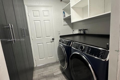 House in Miami, Florida 3 bedrooms, 229.19 sq.m. № 2066575 - photo 13