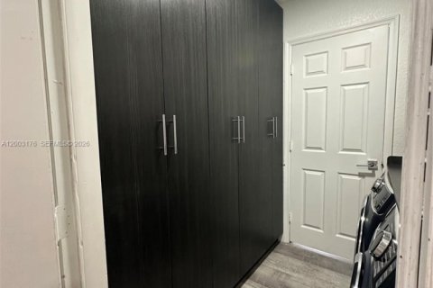 House in Miami, Florida 3 bedrooms, 229.19 sq.m. № 2066575 - photo 14