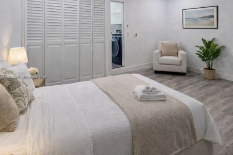 House in Miami, Florida 3 bedrooms, 229.19 sq.m. № 2066575 - photo 17