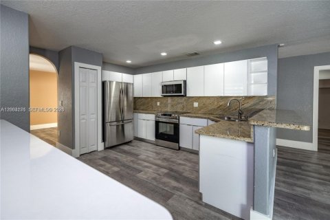 House in Miami, Florida 3 bedrooms, 229.19 sq.m. № 2066575 - photo 11