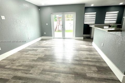 House in Miami, Florida 3 bedrooms, 229.19 sq.m. № 2066575 - photo 7