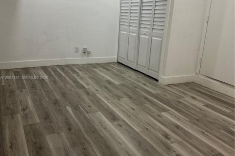 House in Miami, Florida 3 bedrooms, 229.19 sq.m. № 2066575 - photo 15