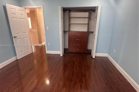 House in Miami, Florida 3 bedrooms, 229.19 sq.m. № 2066575 - photo 24