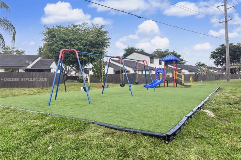 Adosado en venta en Miami, Florida, 3 dormitorios, 110.55 m2 № 2066692 - foto 28