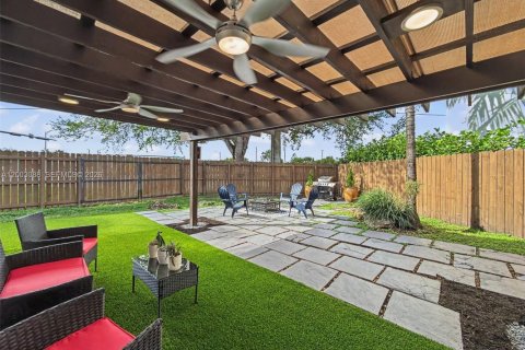 Adosado en venta en Miami, Florida, 3 dormitorios, 110.55 m2 № 2066692 - foto 2