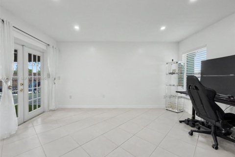 Adosado en venta en Miami, Florida, 3 dormitorios, 110.55 m2 № 2066692 - foto 4