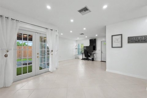 Adosado en venta en Miami, Florida, 3 dormitorios, 110.55 m2 № 2066692 - foto 5