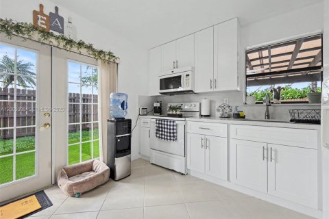 Adosado en venta en Miami, Florida, 3 dormitorios, 110.55 m2 № 2066692 - foto 12